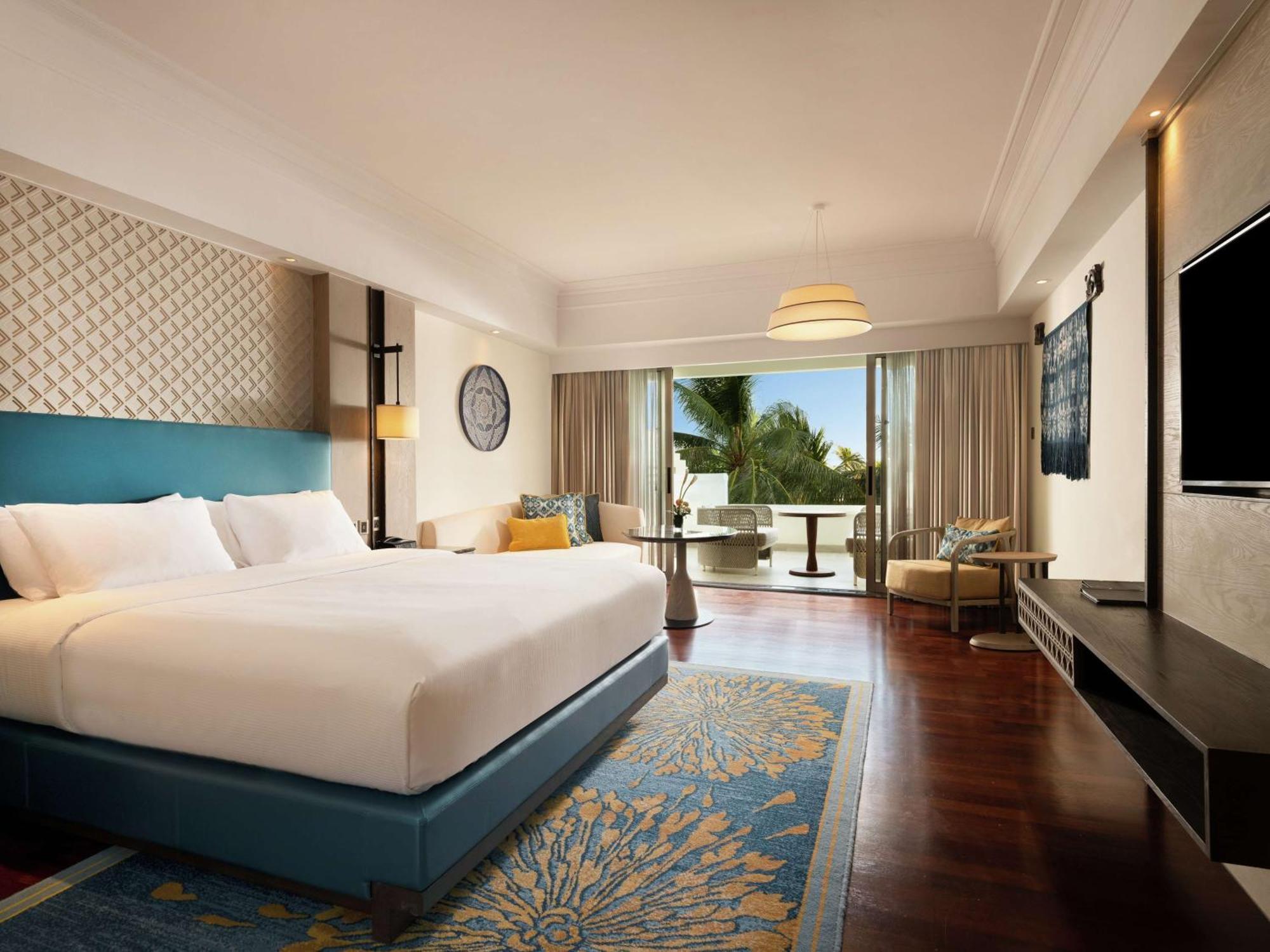 Zimmer mit Kingsize-Bett und Poolblick - Cliff Tower