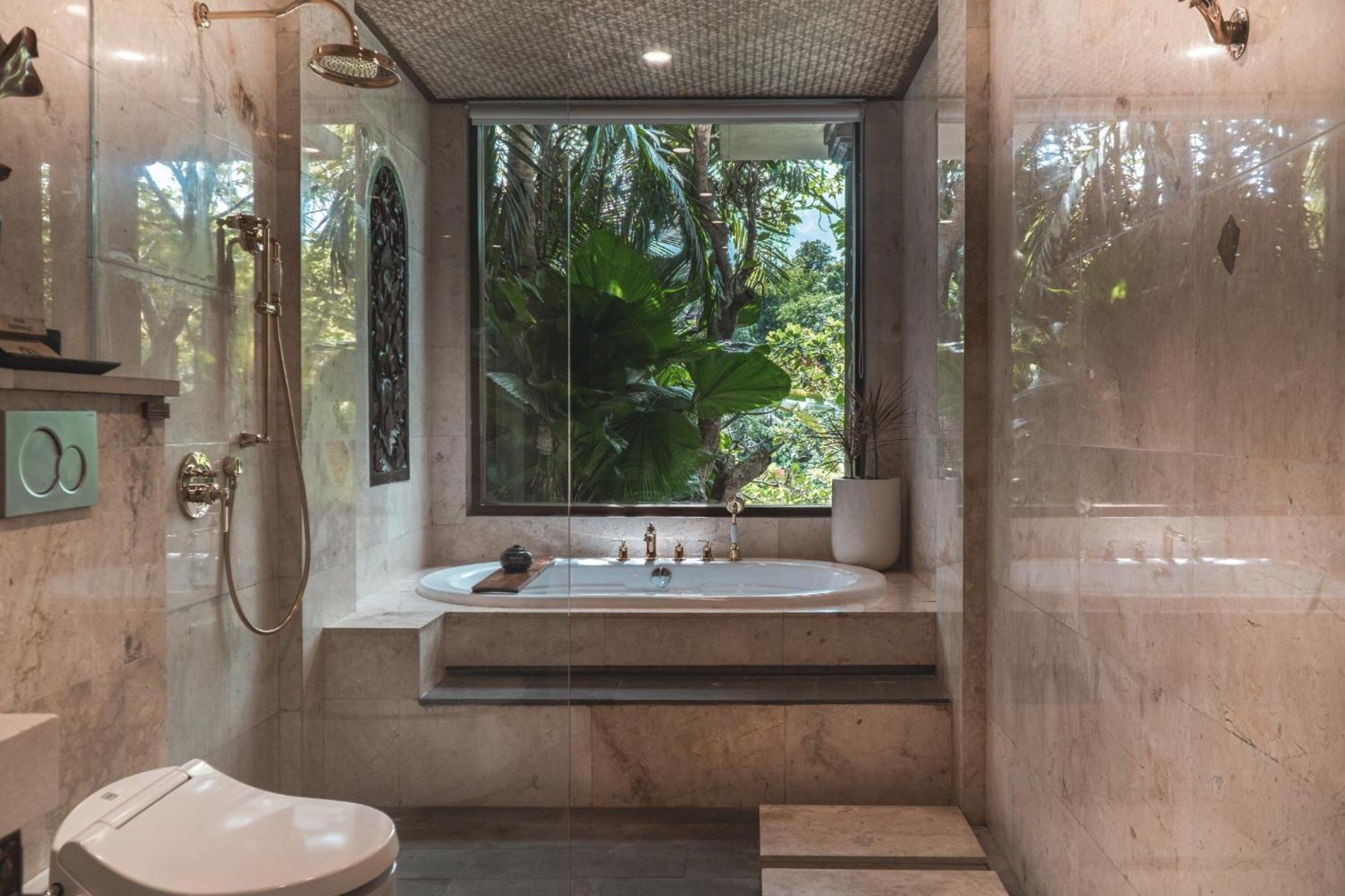 Grand Aksari Suite Bathtub