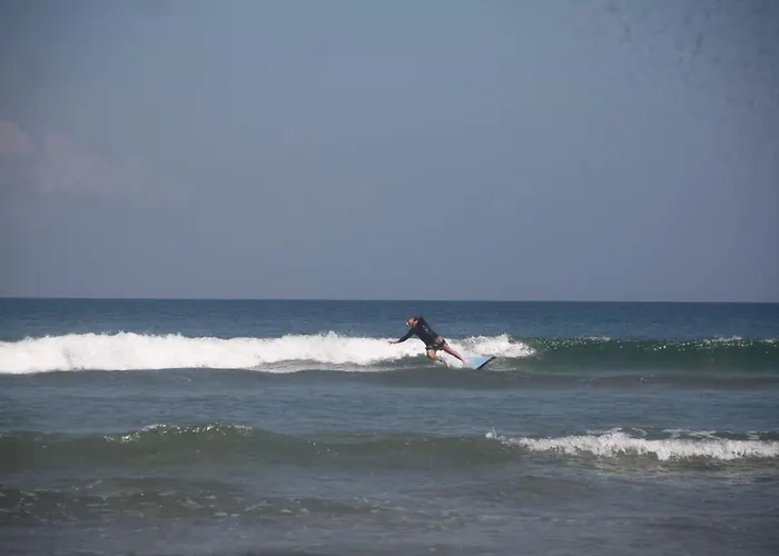 ホテルThe Deck Surf School クタ