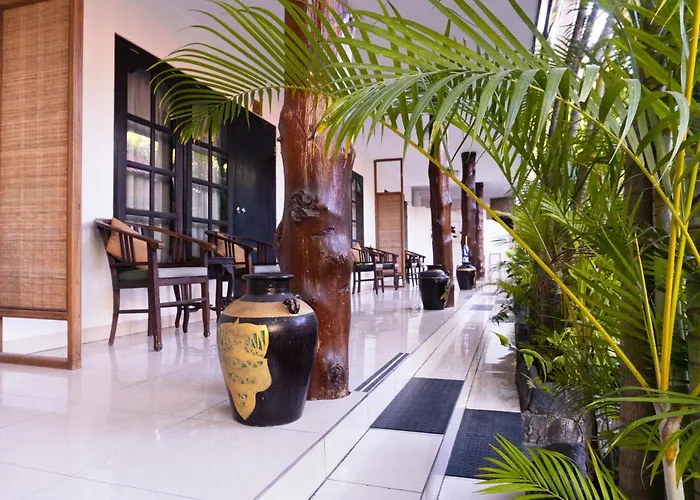 Sarinande Hotel スミニャック