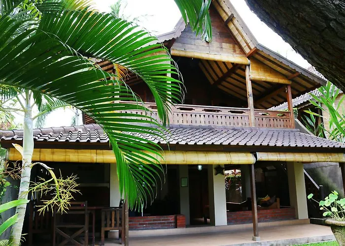 Lovina Beachhouse Villas met een Zwembad
